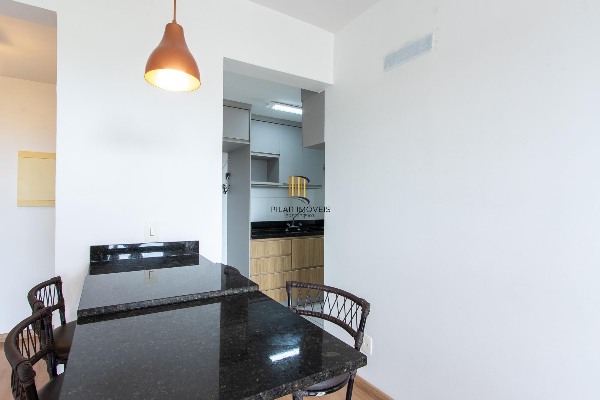 Apartamento de 2 dormitórios com suíte, churrasqueira e infraestrutura completa na Zona Sul de Porto Alegre.