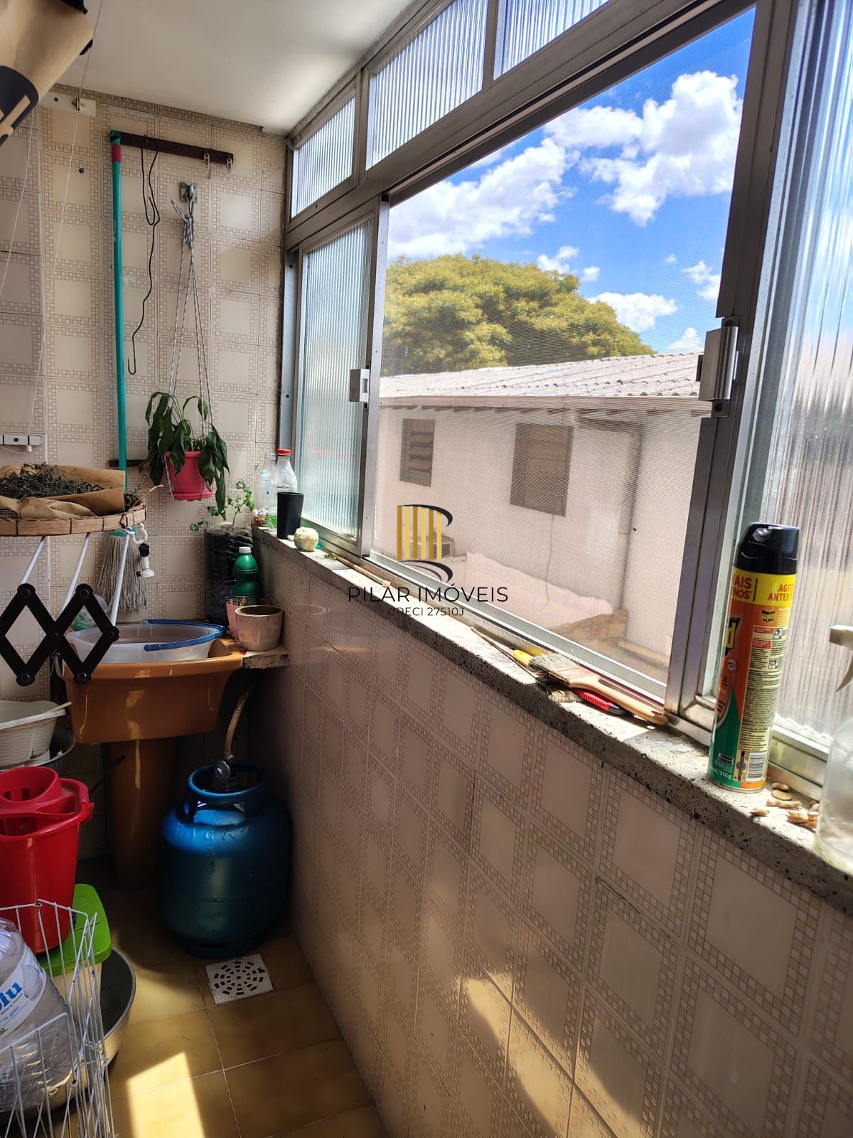 Apartamento de 2 dormitórios, 2 banheiros e 1 vaga no bairro Cristal.