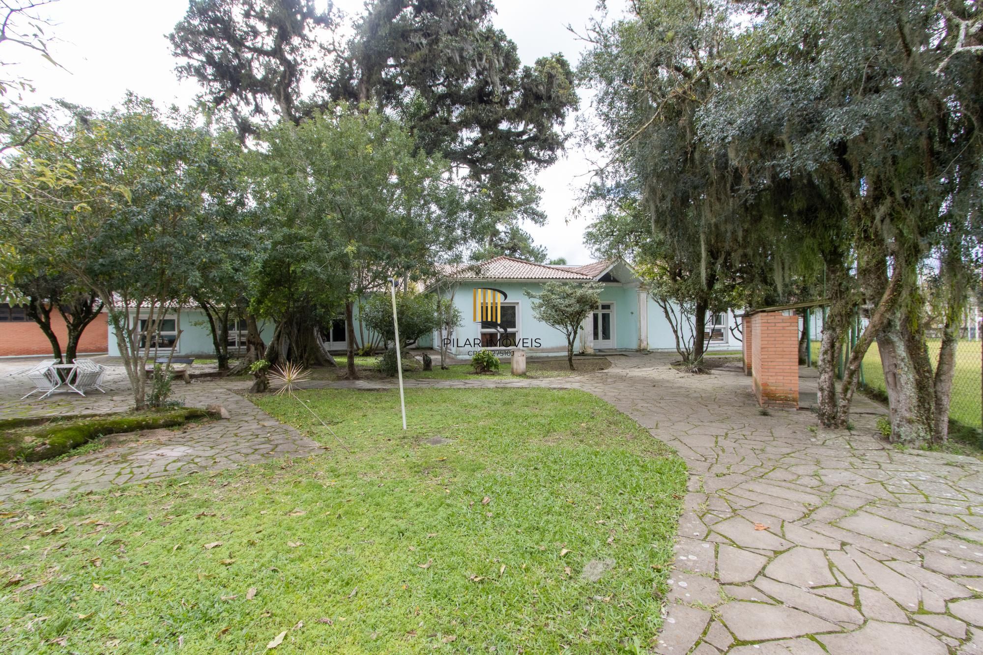 Terreno com edificações para múltiplos negócios lucrativos.