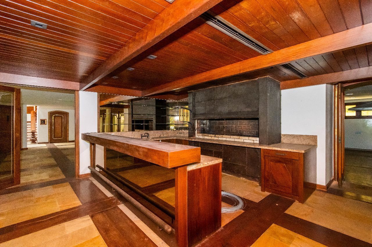 Casa à venda com1981m², 13 dormitórios, 4 suítes, 30 vagas, terreno de 1,2 hectares, no bairro Pedra Redonda em Porto Alegre