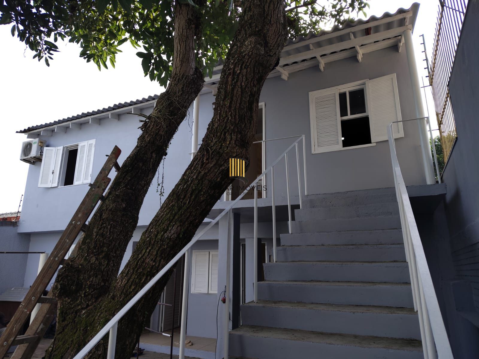 Casa de alvenaria, com 3 quartos, 1 suíte e 3 vagas de garagem.