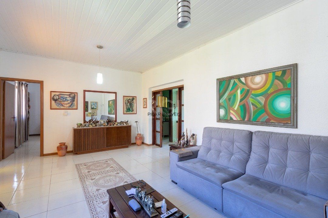 Casa para Venda - 370m², 4 dormitórios, sendo 1 suites, 6 vagas - Lomba do Pinheiro