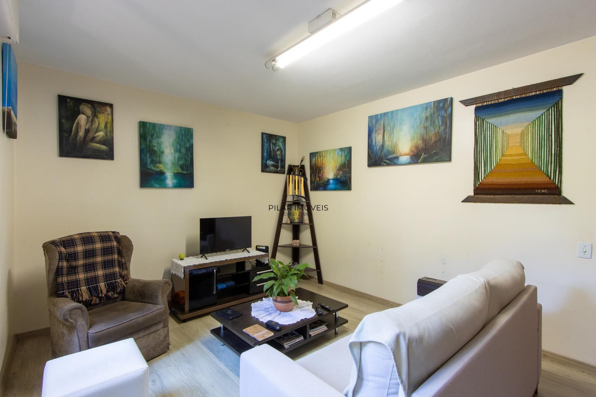 Casa de Alvenaria, possui 3 dormitórios, uma suíte, hall de entrada, lavabo,  living com lareira, cozinha ampla com armários, área gourmet com churrasqueira, corredor, pátio e 4 vagas de garagem, uma construção em anexo que possui hall de entrada, lavabo, living, cozinha, escritório, banheiro social
