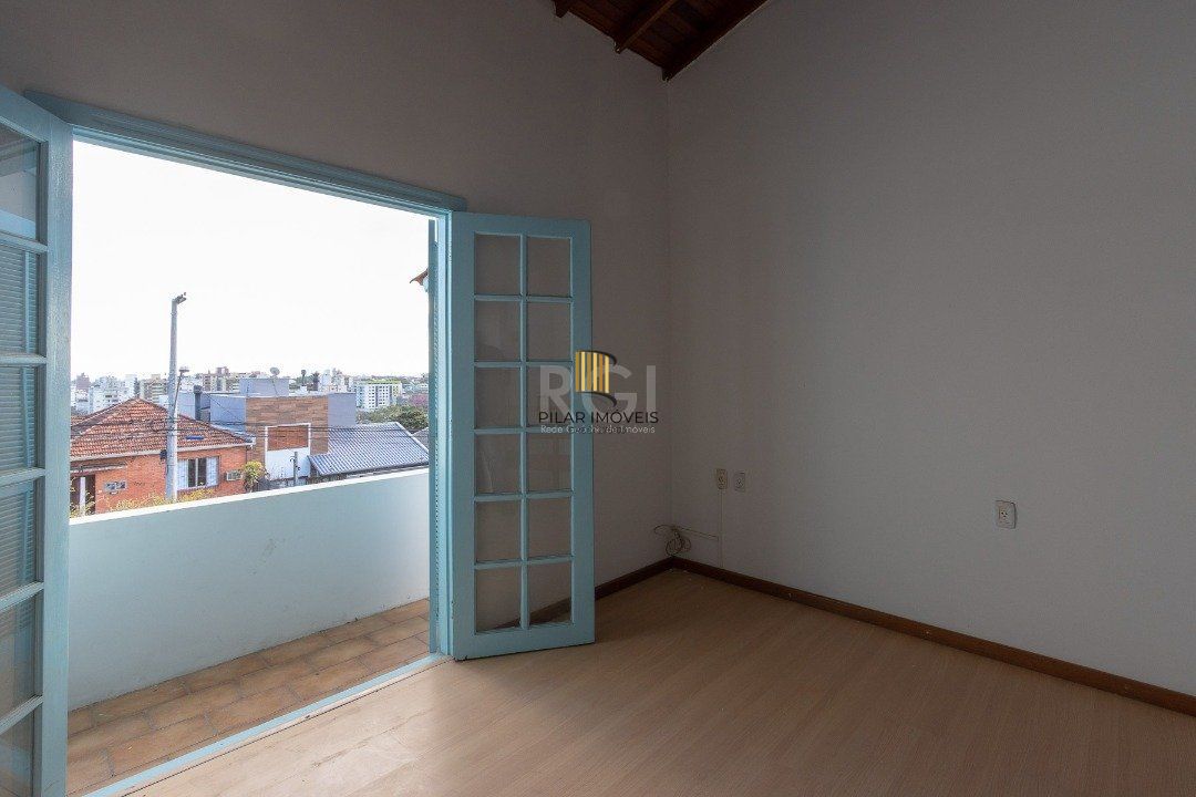 Casa com piscina em localização nobre no bairro Tristeza com vista para Rio Guaíba.