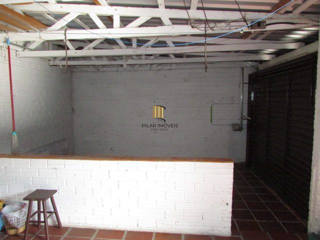 Casa térrea, com 3 dormitórios, 1 suíte, no bairro Nonoai.