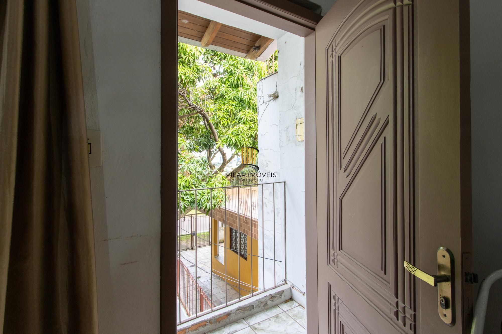 Casa ampla de 2 pavimentos com 4 dormitórios, 1 suite e 4 vagas no bairro Santa Tereza!