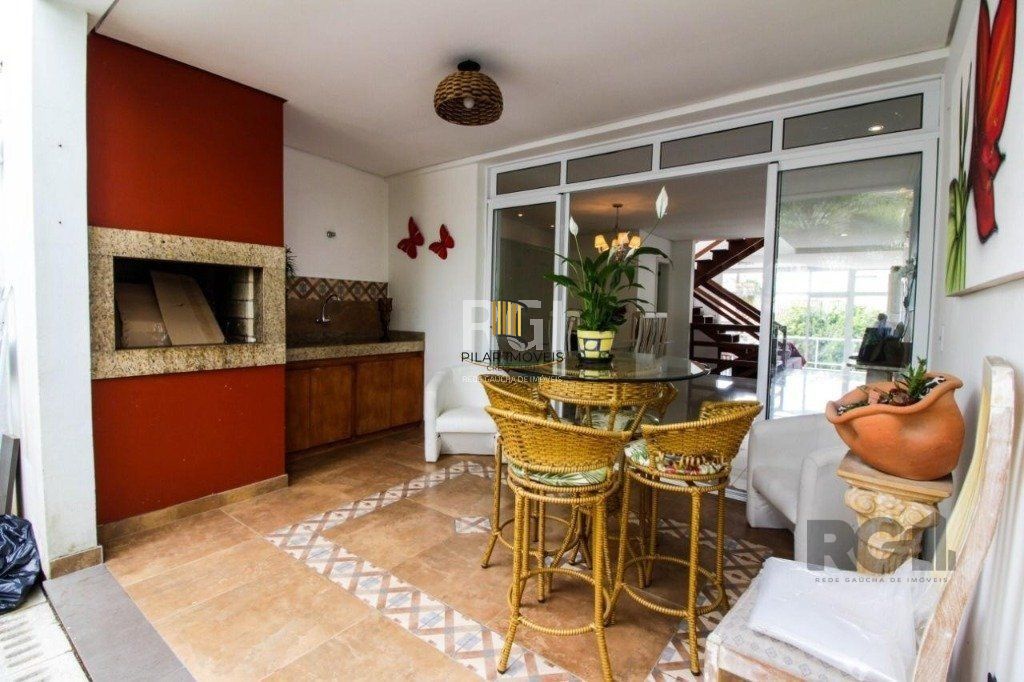 Casa para Venda - 300m², 3 dormitórios, sendo 1 suites, 4 vagas - Teresópolis