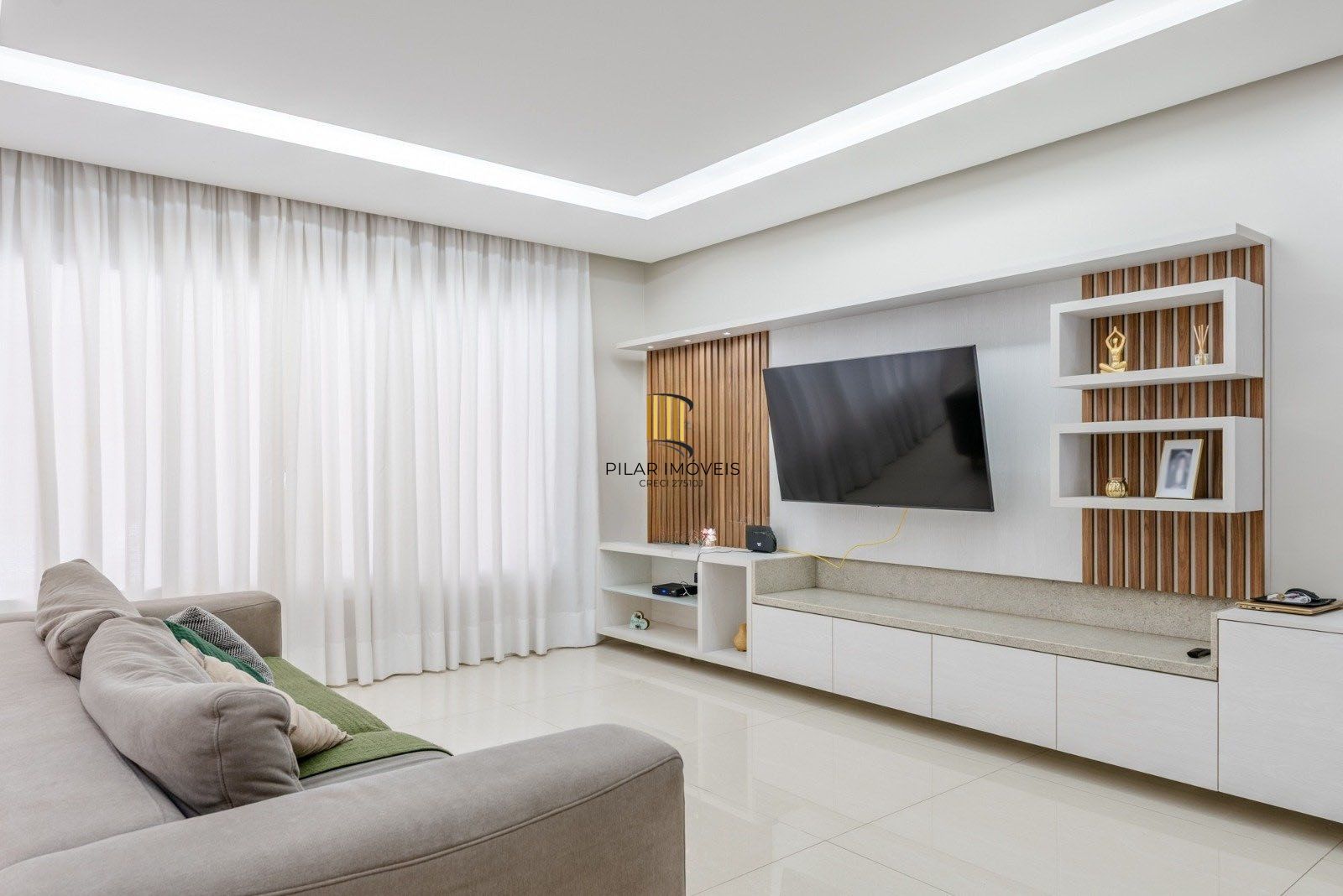 Casa em Condomínio com 228m² e 3 dormitórios, 1 suíte, 3 vagas no bairro Sarandi