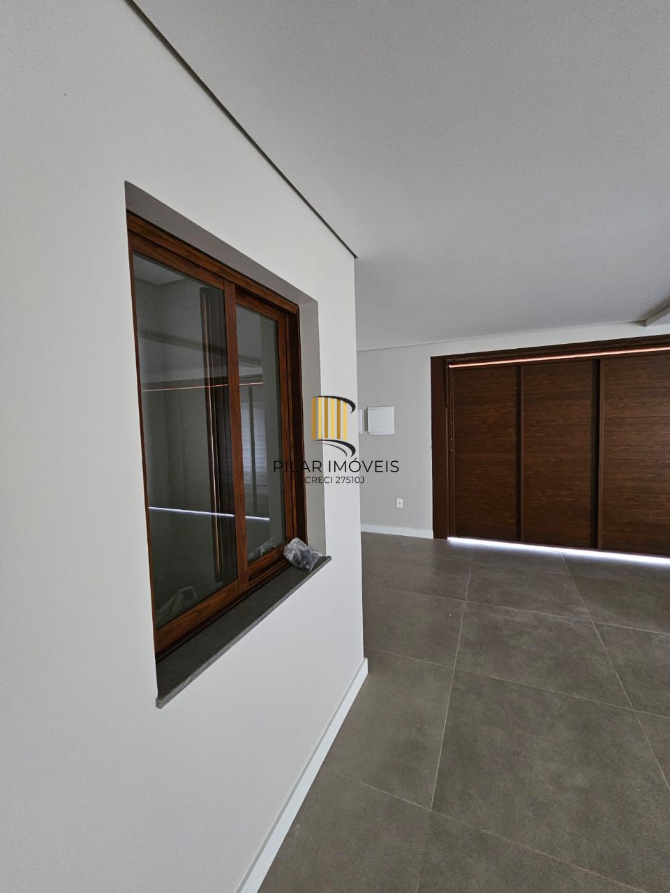 Casa de condomínio, 3 dormitórios, 3 suítes, 2 vagas de garagem.