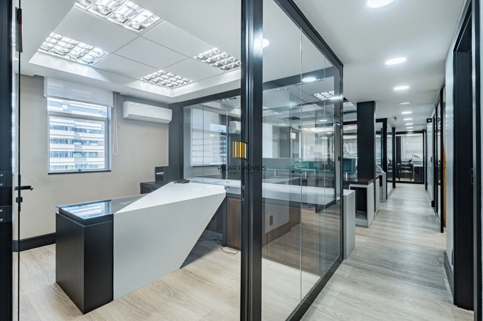 Sala/Conjunto Comercial com 4 vagas e 218m²