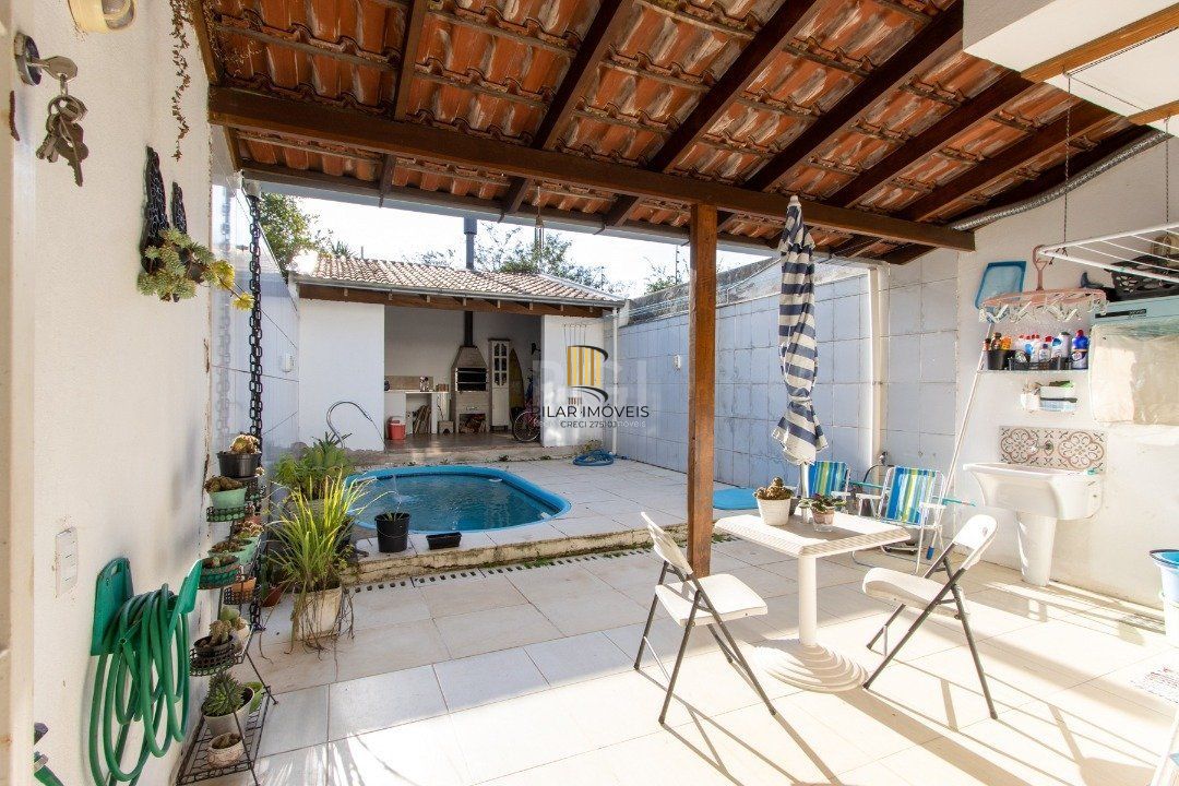 Casa 3 dormitórios no bairro Guarujá