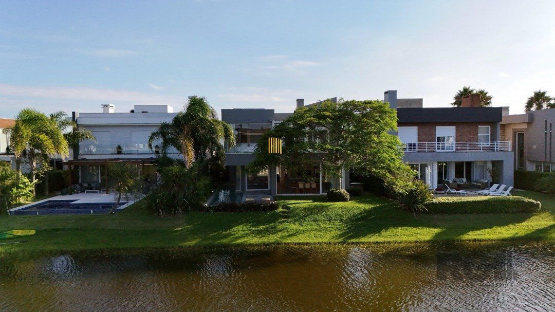 Casa de Condomínio 4 dormitórios no bairro Atlântida Sul