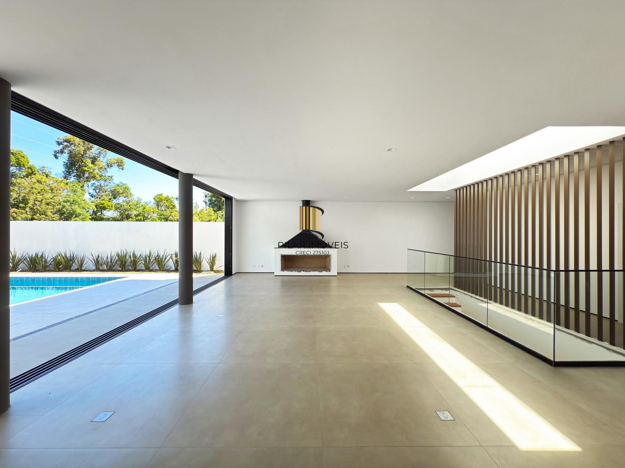 A casa conta com 434m2 de área construída, mas com um aproveitamento total dos 1.012m2 do lote