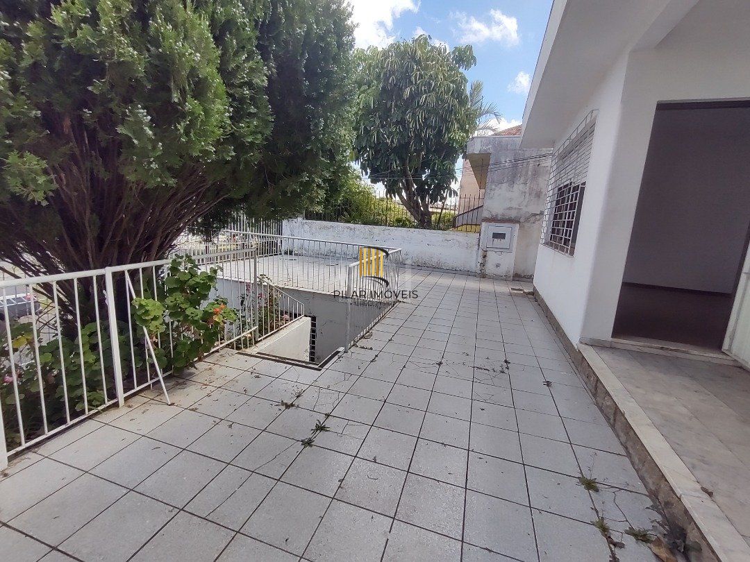 Casa à venda com 3 quartos, 1 vaga e pátio - Bairro Medianeira