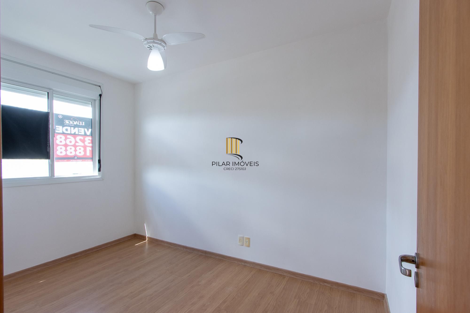 Apartamento de 3 dormitórios, 1 banheiro e uma vaga de garagem.