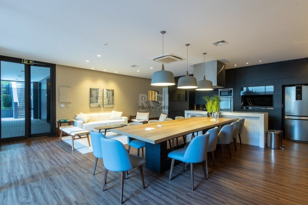 Apartamento mobiliado, com cerca de 256,42m² privativos e com 3 suítes,
