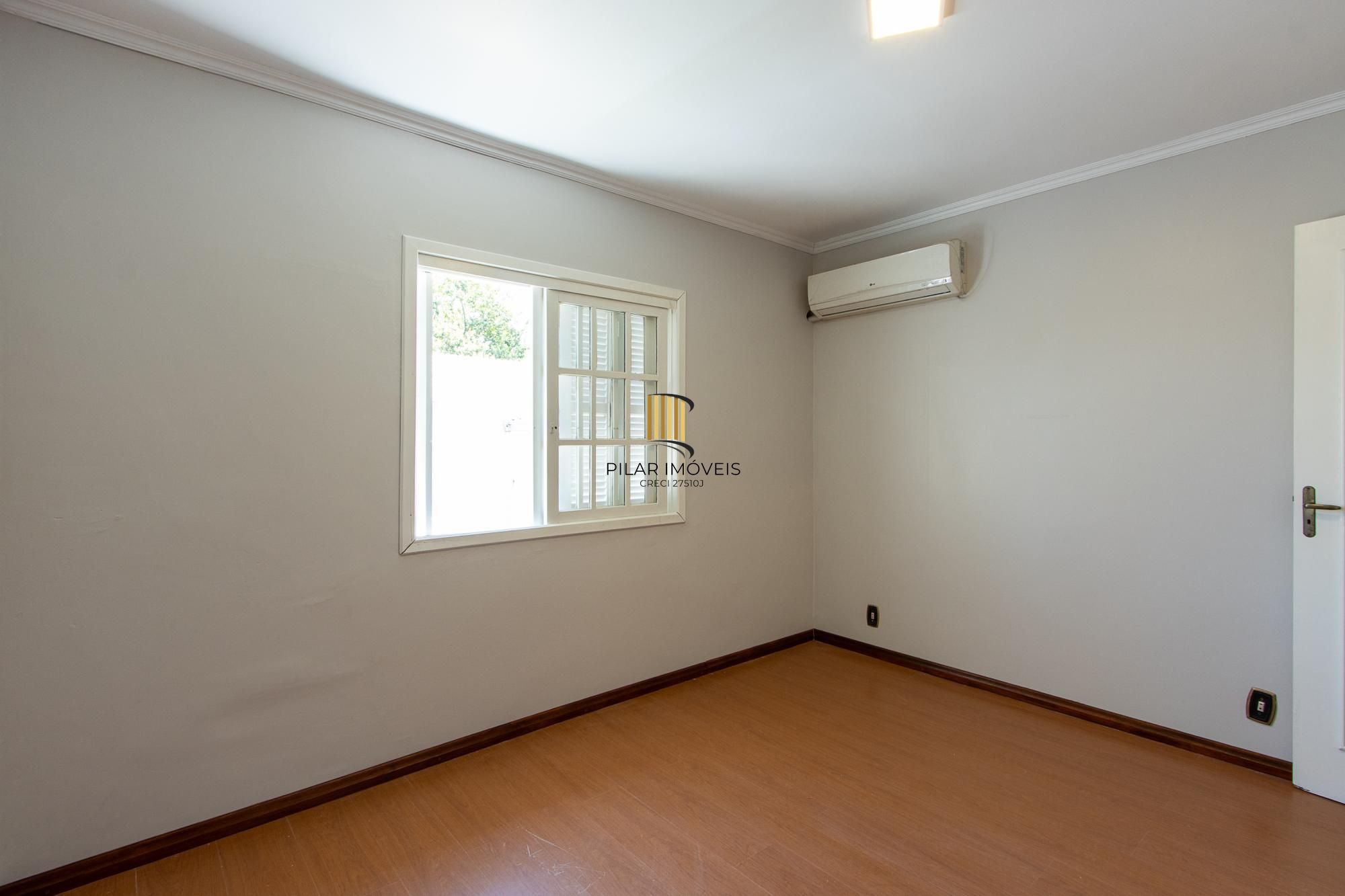 Casa de alvenaria, com 3 quartos, 1 suíte e 3 vagas de garagem.