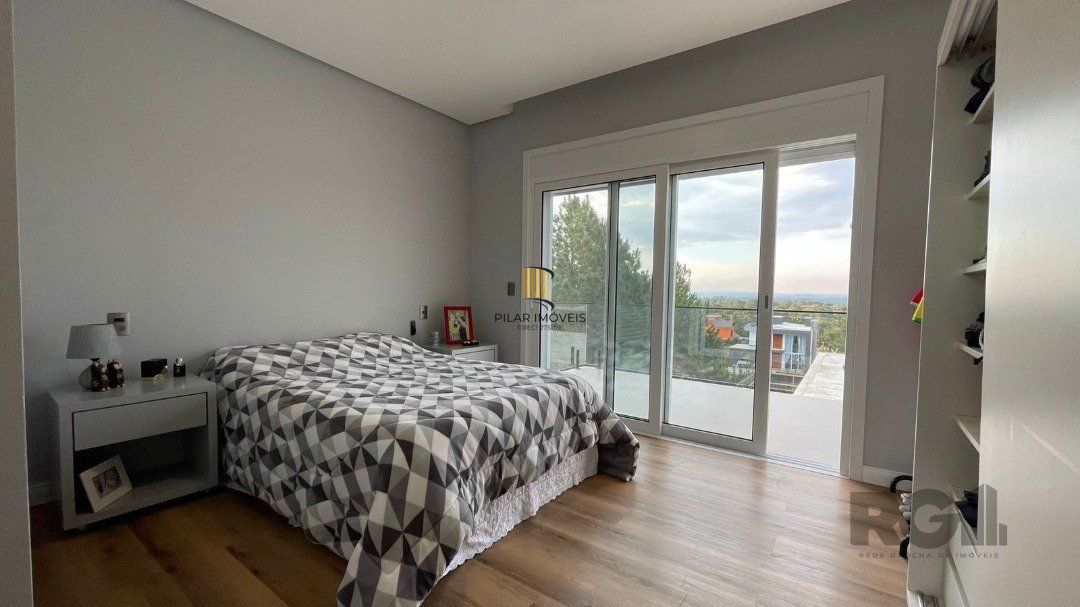 Linda Casa Ampla com 3 Suítes Construída Recentemente em Condomínio no Bairro Nobre de Gramado