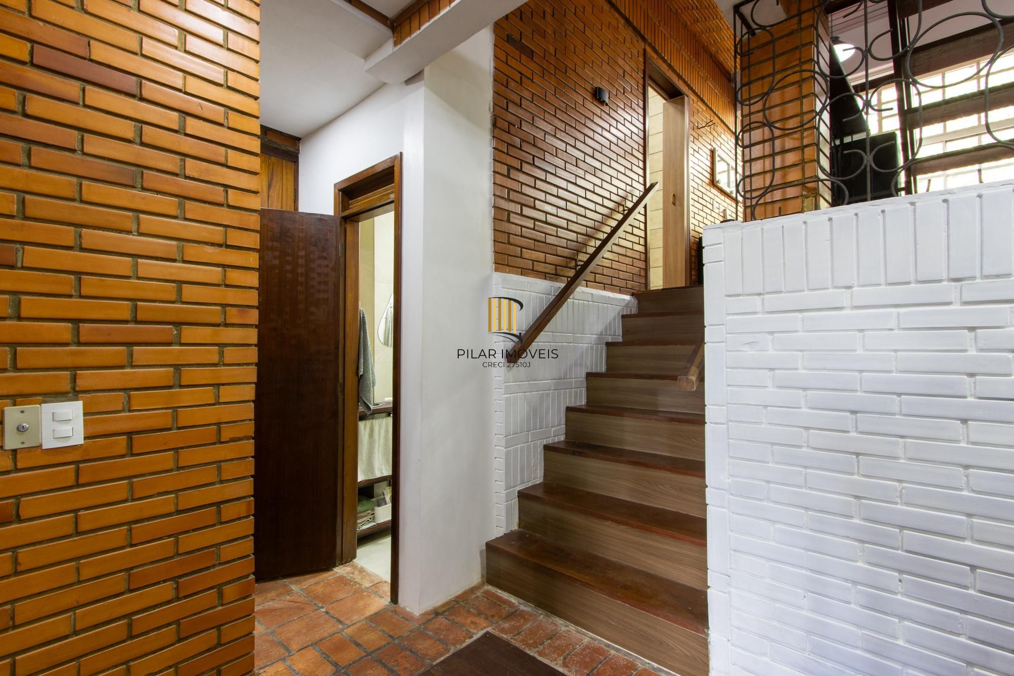 Casa 5 dormitórios no bairro Teresópolis