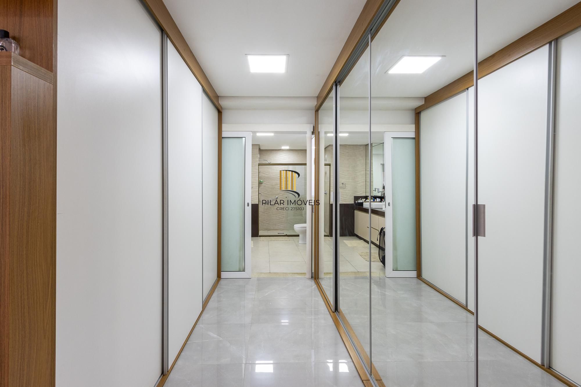 Excelente casa de 3 dormitórios, 3 suítes e 2 vagas no bairro Cavalhada.