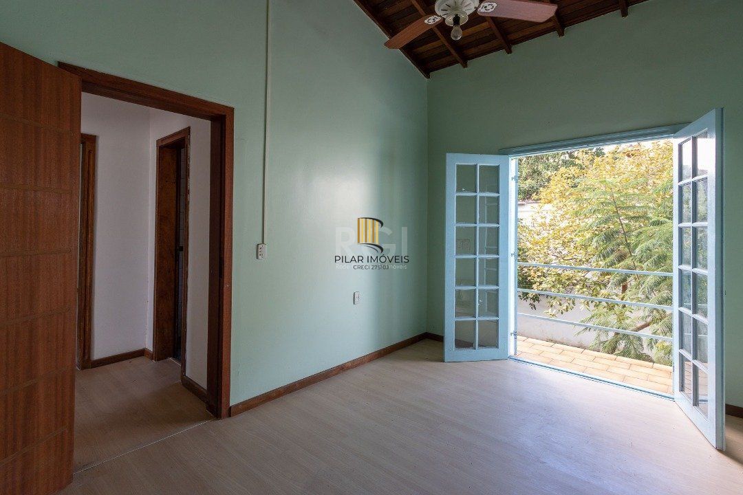 Casa com piscina em localização nobre no bairro Tristeza com vista para Rio Guaíba.