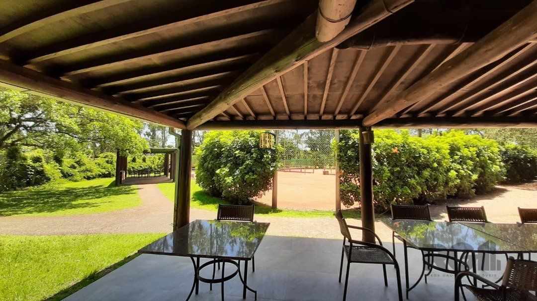Casa em condomínio com pátio, piscina, 3 suítes e 2 vagas