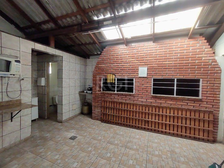 Apartamento de 2 dormitórios, 1 vaga, no bairro Camaqua.