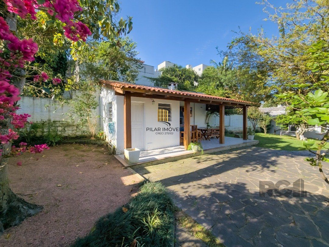 CASA TÉRREA REFORMADA, 3 QUARTOS, SUITE, PÁTIO - BAIRRO CRISTAL