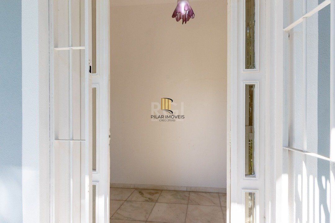 Casa para Venda - 250m², 3 dormitórios, sendo 1 suites, 3 vagas - Tristeza