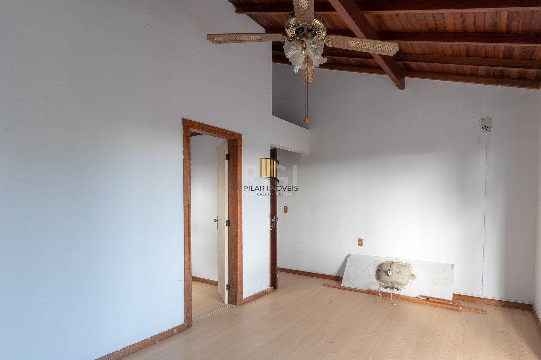 Casa com piscina em localização nobre no bairro Tristeza com vista para Rio Guaíba.