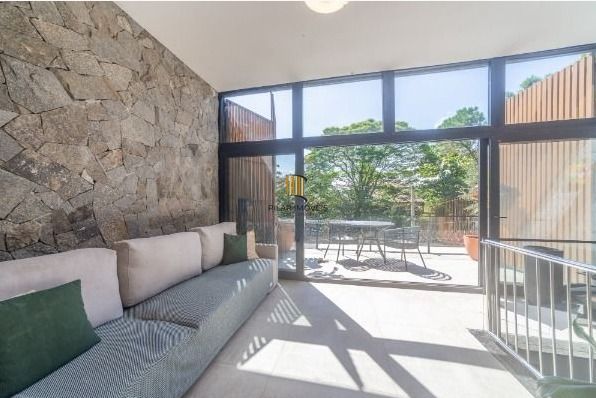 Casa com 3 suítes amplas, além de uma sala generoso com lareira e 2 vagas de garagem.