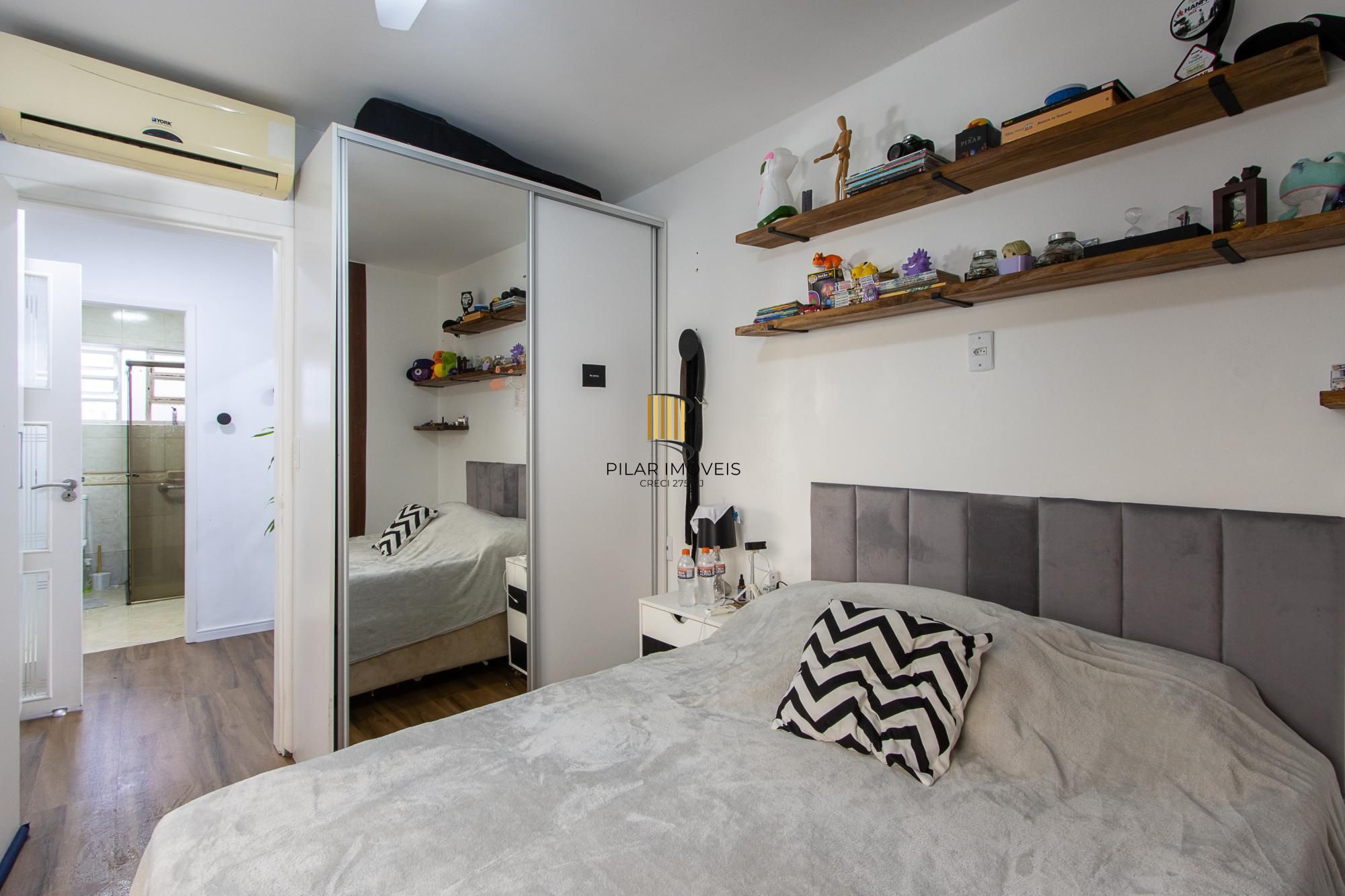 Linda casa totalmente reformada, 3 quartos (1 suite), 2 vagas cobertas - Bairro Nonoai