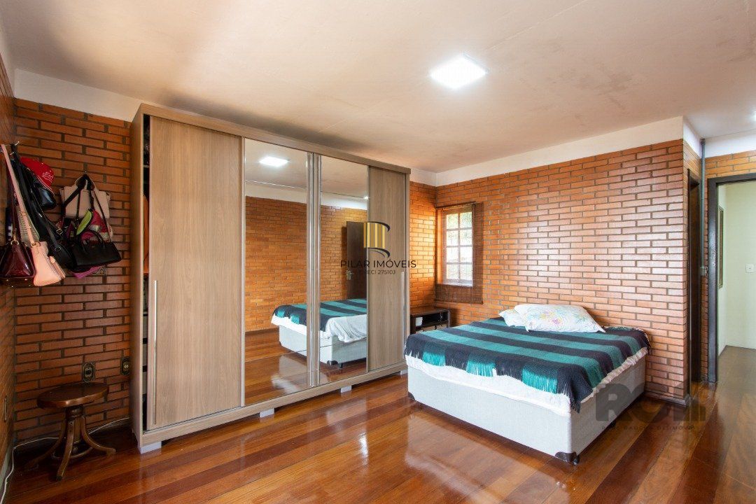 Casa para Venda - 220m², 3 dormitórios, sendo 2 suites, 5 vagas - Espirito Santo