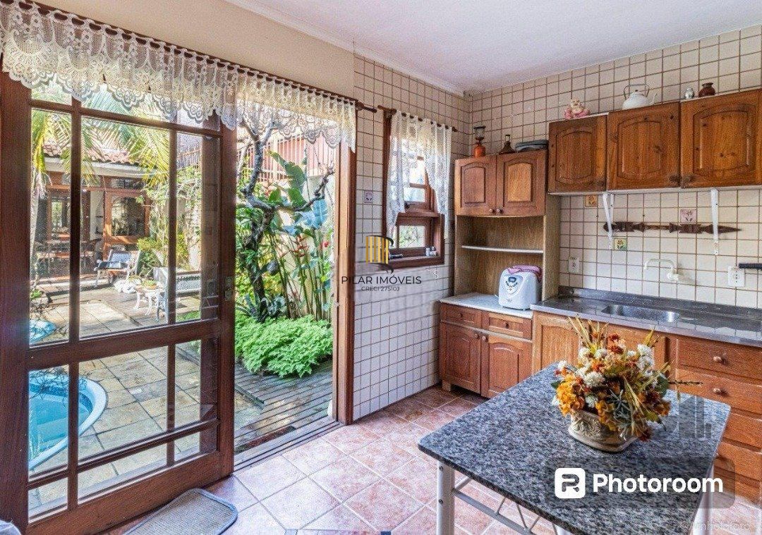 Casa 6 dormitórios no bairro Ipanema