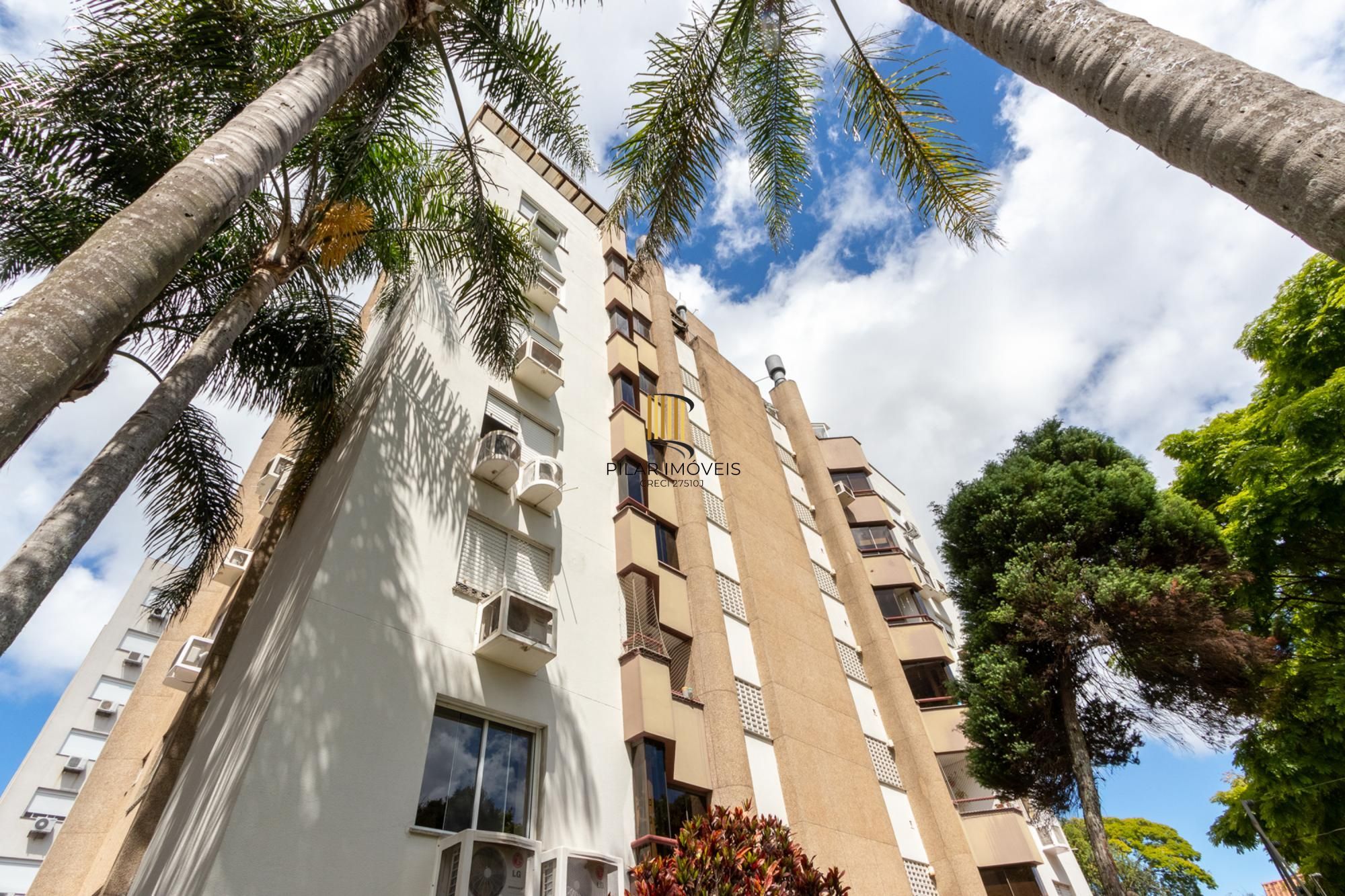 Cobertura com 137m², no Bairro Cristal, de 2 dormitórios, sento uma suíte, ampla sacada, churrasqueira, vista panorâmica, vaga coberta.