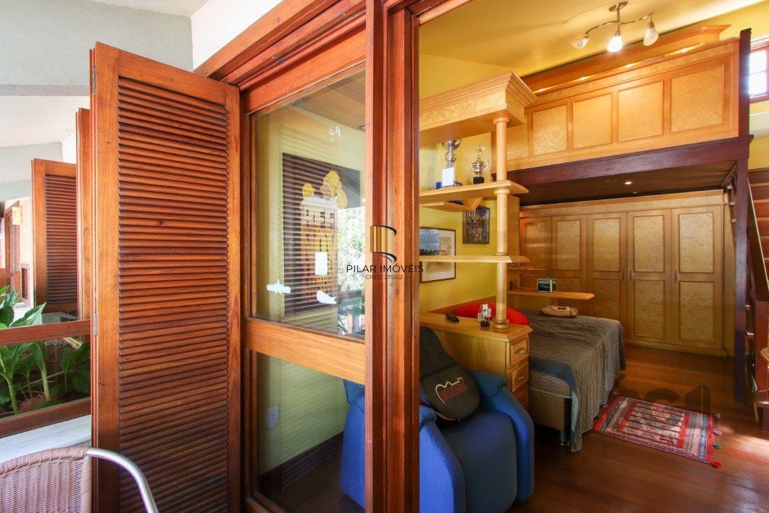 Casa com 4 dormitórios, sendo 1 suíte, com 2 vagas cobertas, no bairro Nonoai, Porto Alegre, RS
