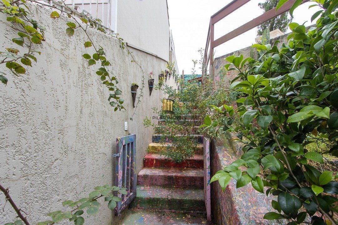 Casa de alvenaria, 3 dormitórios, 1 suíte e pátio com piscina, bairro Espírito Santo.