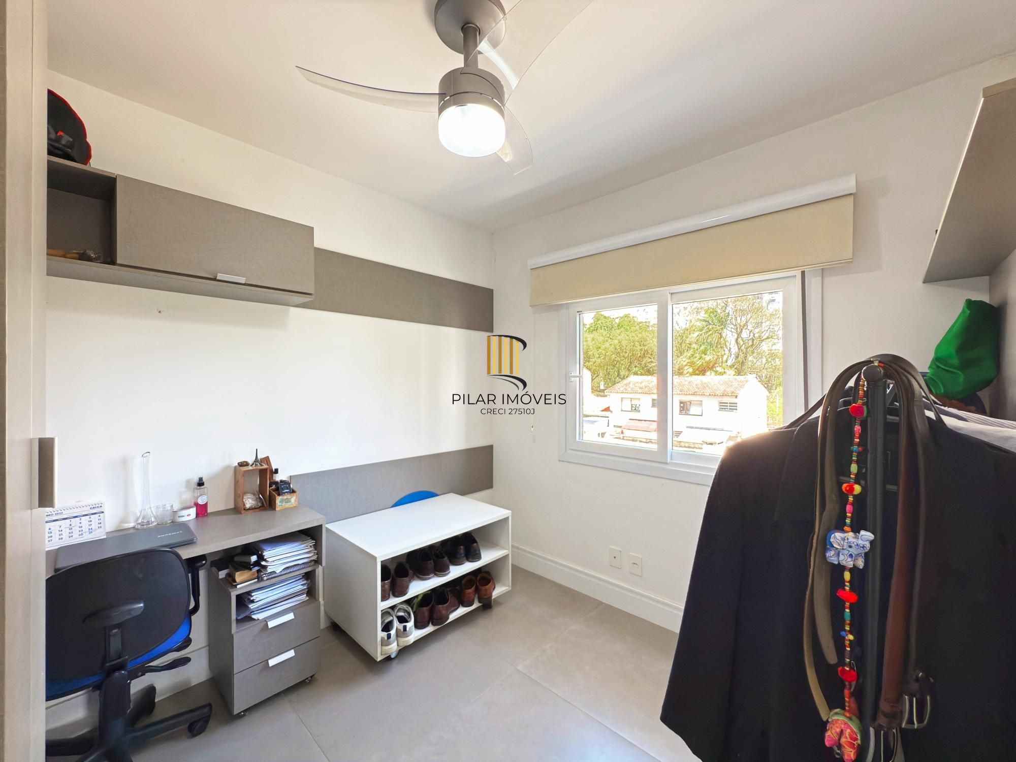 Apartamento 03 Suítes bairro Cristal, 88,97m² de área privativa, semimobiliada e 02 vagas de garagens cobertas.