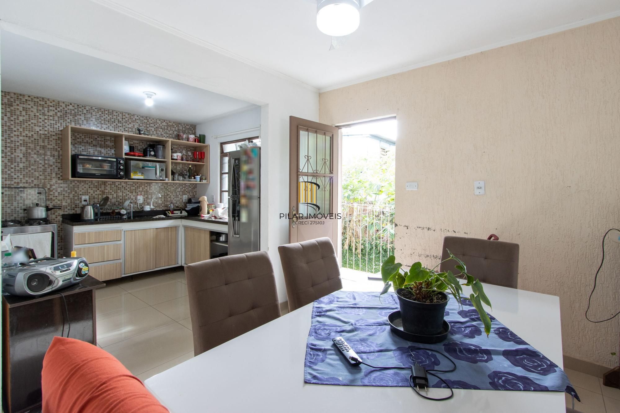 Casa ampla de 2 pavimentos com 4 dormitórios, 1 suite e 4 vagas no bairro Santa Tereza!