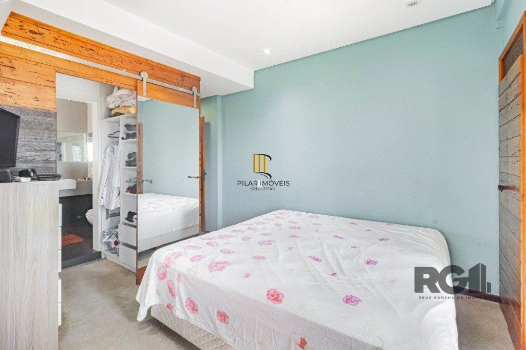 Cobertura impecável semi-mobiliada com linda vista para o Guaíba, 3 dormitórios sendo 1 suíte e 2 vagas.