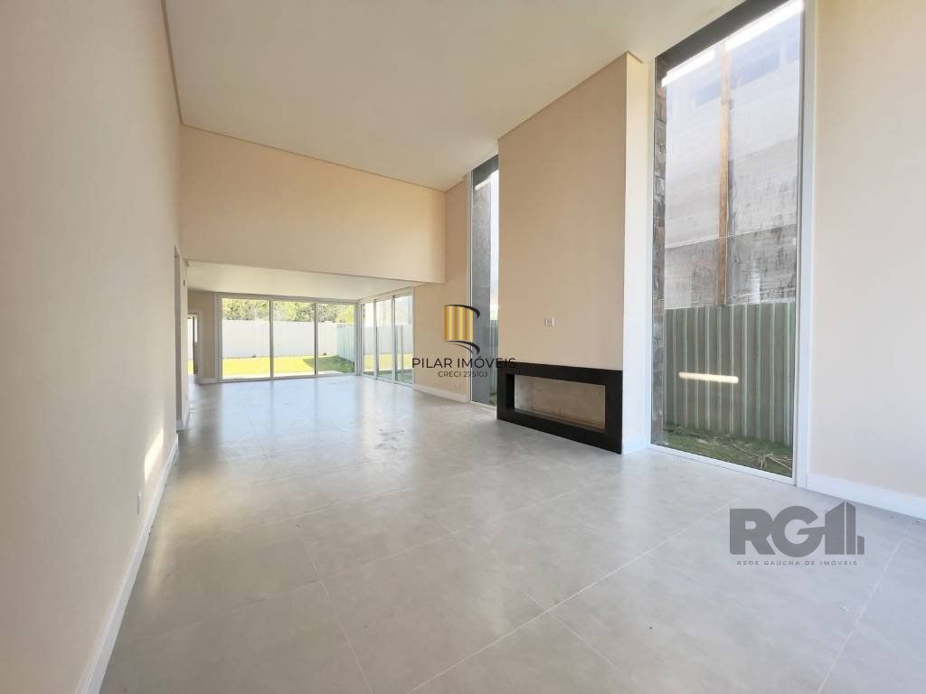 Casa térrea, com 225M², 04 suítes, sendo uma suíte americana, lavabo, living integrado, área de serviço.