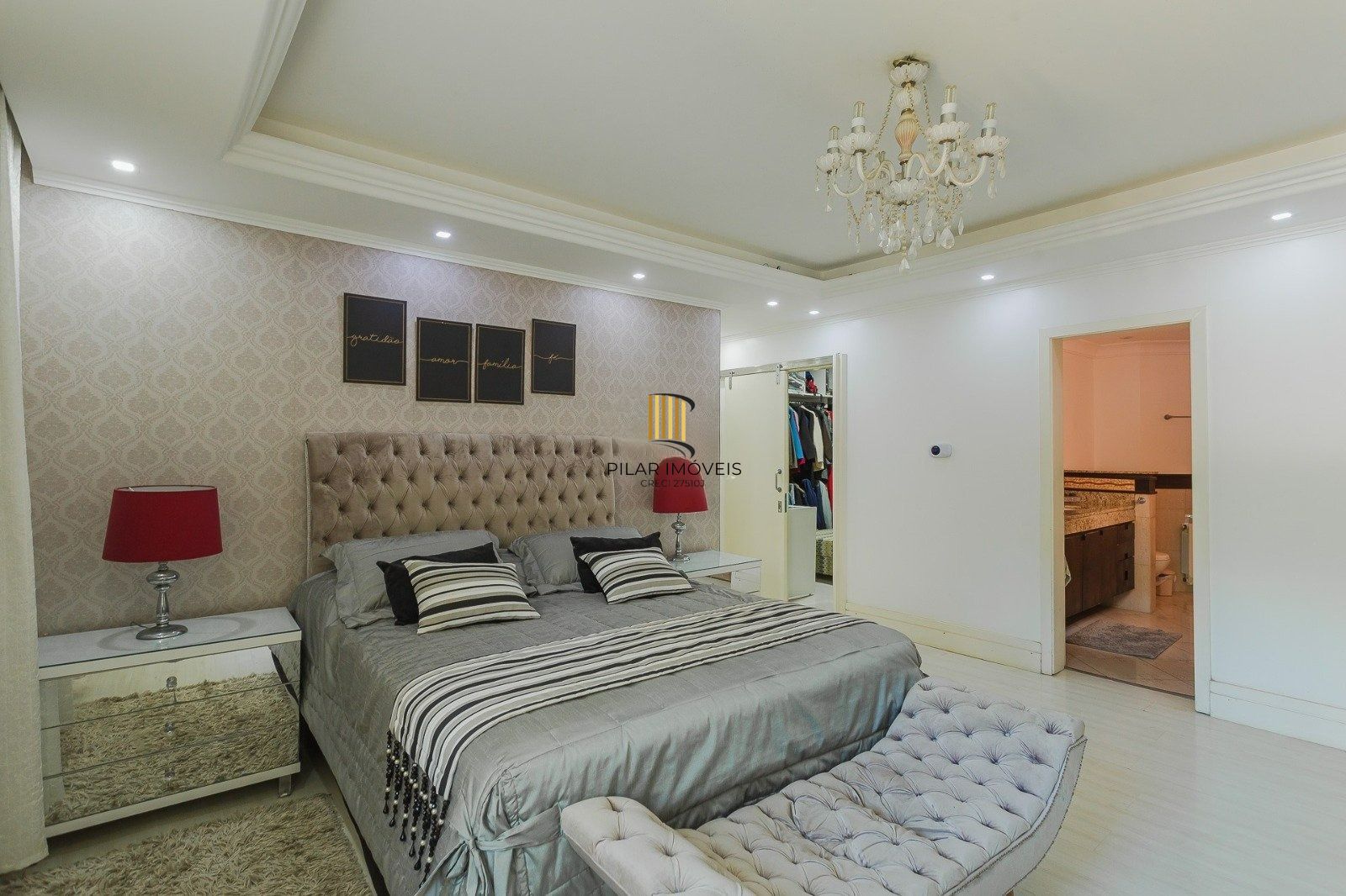 Casa Imponente com 5 Dormitórios (3 Suítes) no Bairro Chácara das Pedras