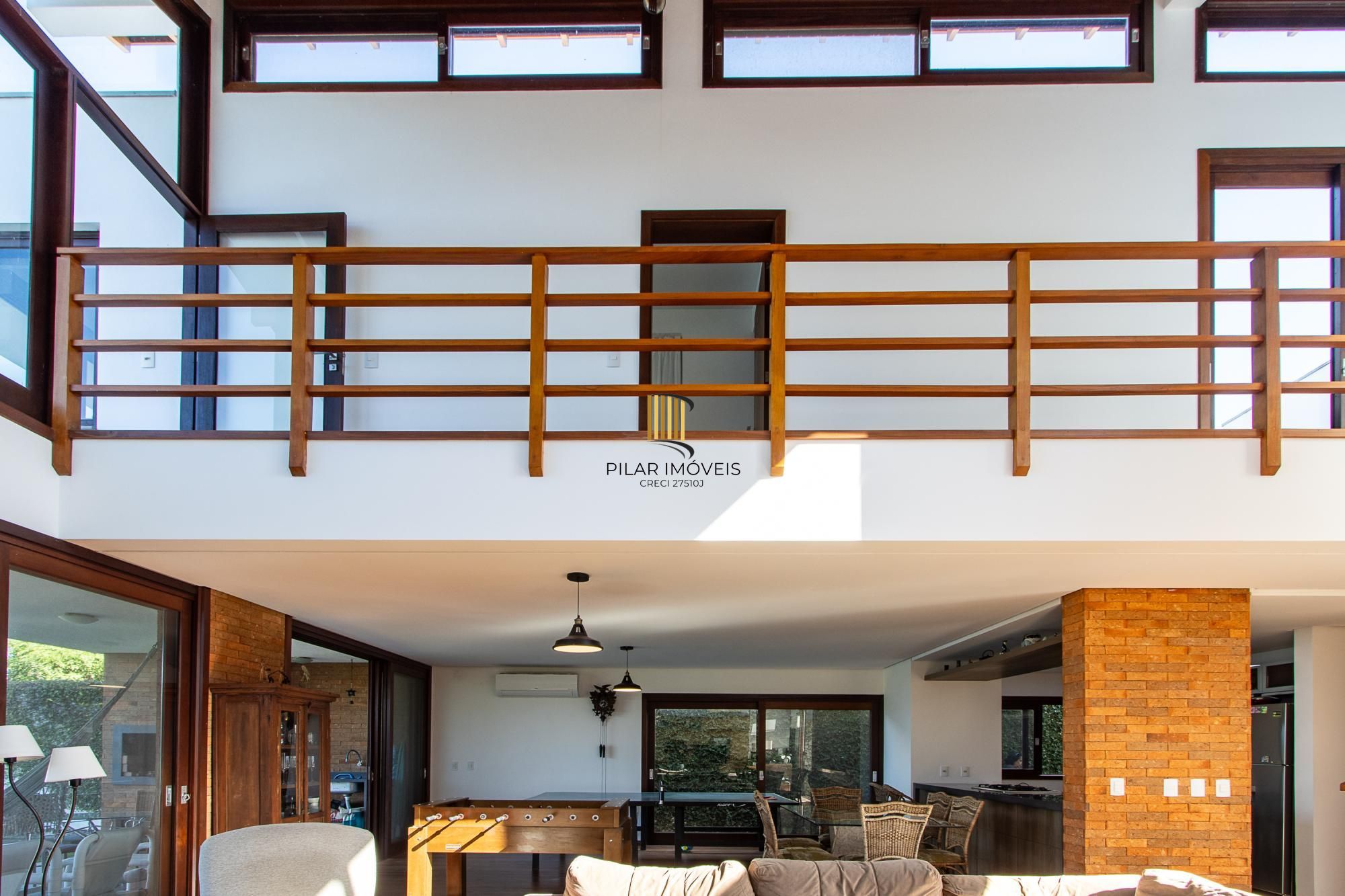 Casa no Condominio Terra Ville.  3 suites, com fundo para o lago.