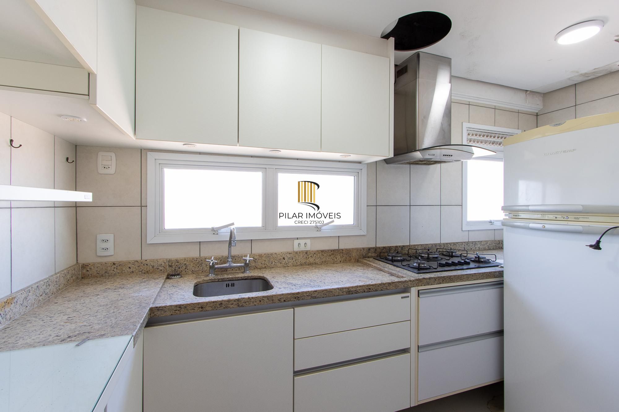 Cobertura de 3 dormitórios, 1 suíte e duas vagas de garagem no bairro Cristal.