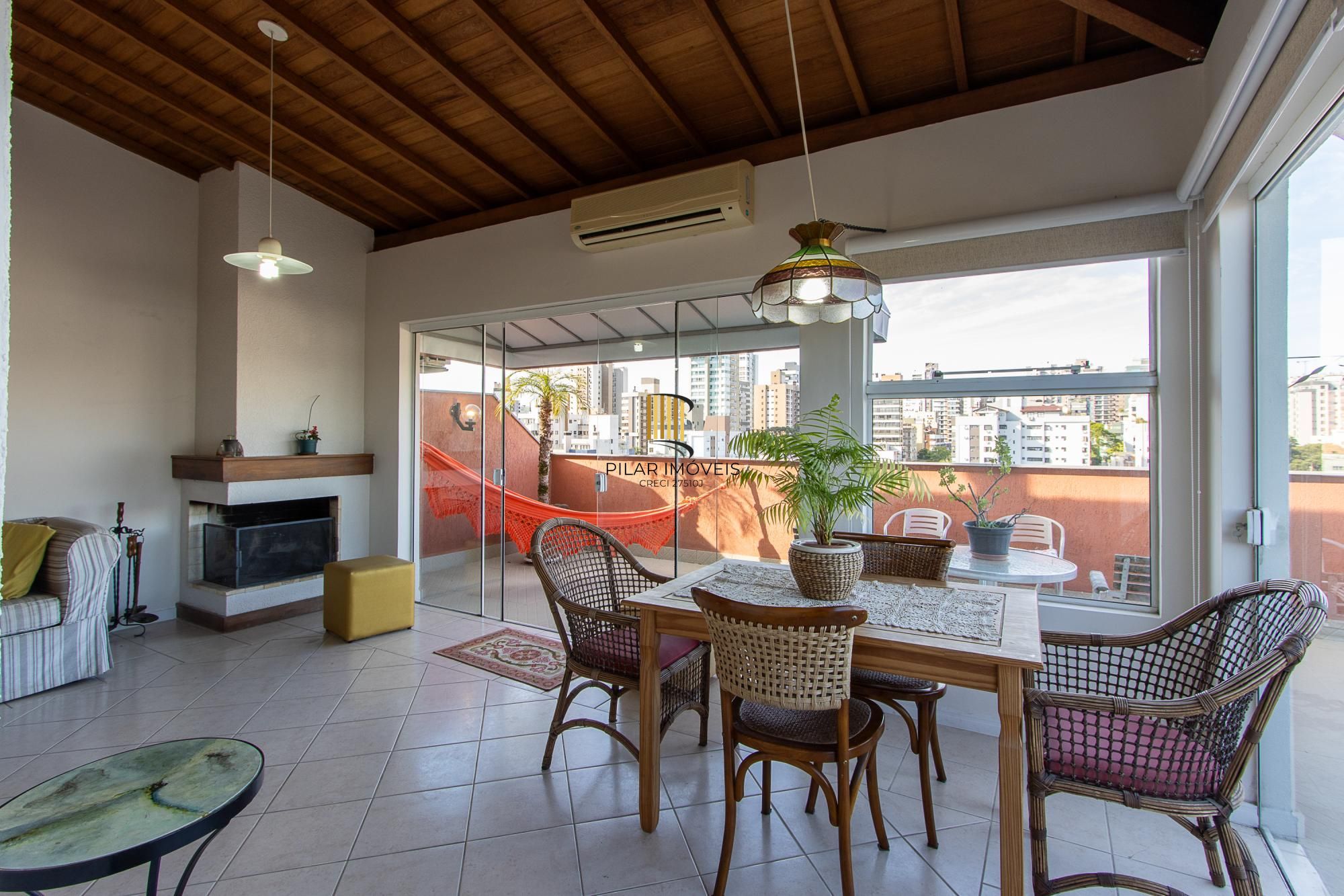 Cobertura com 2 dormitórios, incluindo 1 suíte.