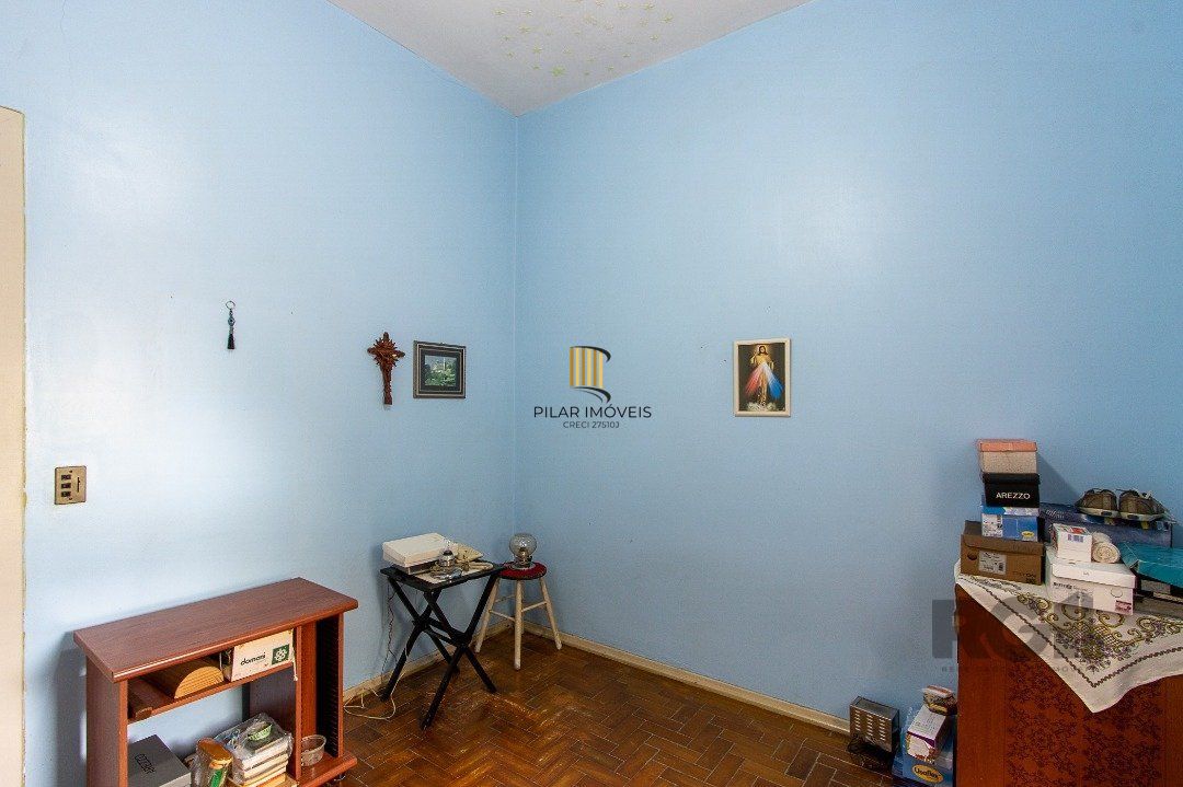 Casa térrea, 2 quartos, 2 vagas, edicula com 1 quarto e um banheiro - Bairro Tristeza