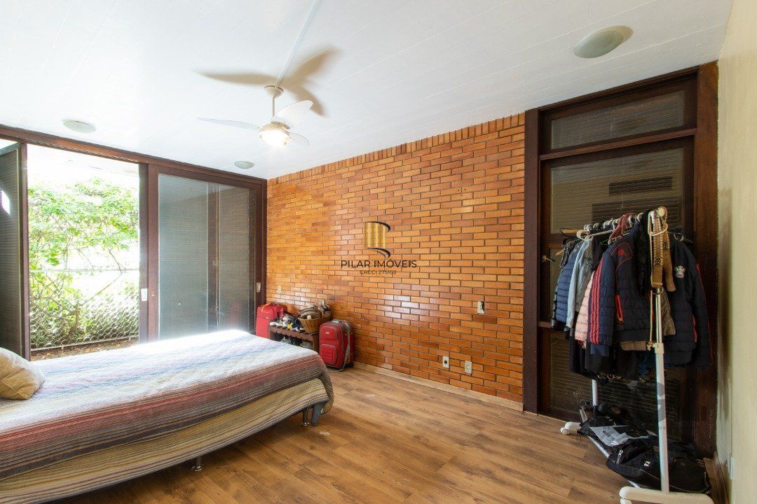 Casa com 724 m² privativos, 4 dormitórios sendo 4 suítes, 6 vagas sendo 3 cobertas
