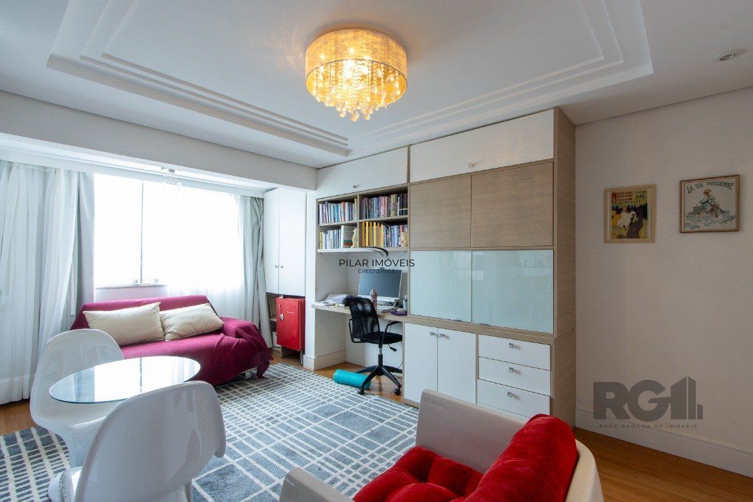 Casa em condominio . com 6 suites, sendo 3 suítes master com closet e hidro.