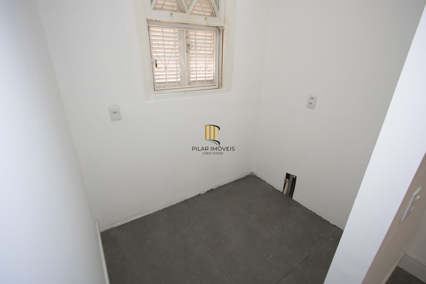 Casa comercial com aproximadamente 157m² privativos
