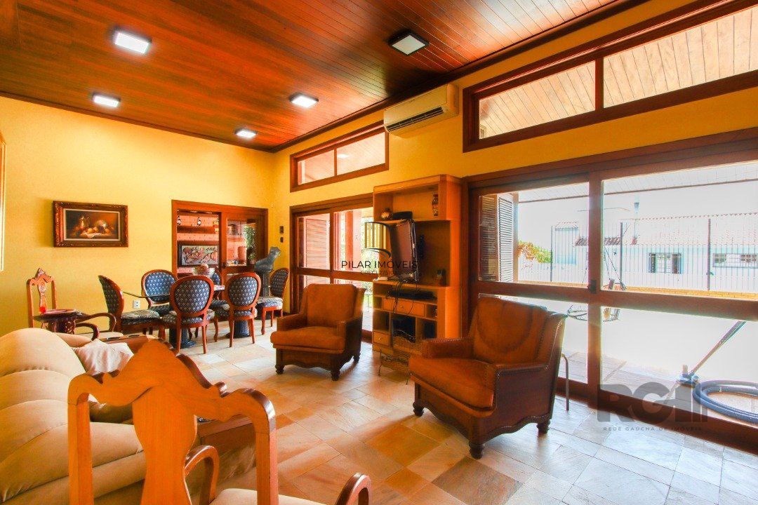 Casa com 4 dormitórios, sendo 1 suíte, com 2 vagas cobertas, no bairro Nonoai, Porto Alegre, RS